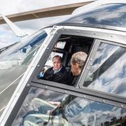 Pilot P-O Karlsson förevisar Helikopter 14 för statsminister Stefan Löfven på F17 i Kallinge 