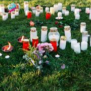 Tidigare minnesstund i Borgarparken i Hudiksvall för att hedra den kvinnliga ambulanssjukvårdare som blev dödad i tjänsten i Harmånger.