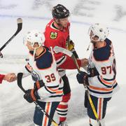 Connor McDavid skakar hand med Jonathan Toews (höger)