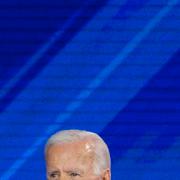 Bernie Sanders, Joe Biden och Elizabeth Warren under nattens debatt.