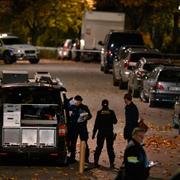 Polisens kriminaltekniker på plats efter att två personer har skjutits.