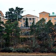 Två elever vid Sigtunaskolan Humanistiska Läroverket sitter häktade misstänkta för flera brott mot andra elever.