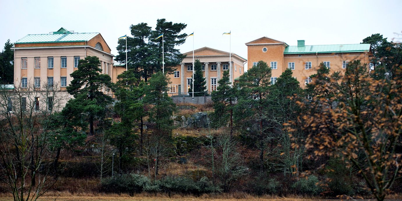 Två elever vid Sigtunaskolan Humanistiska Läroverket sitter häktade misstänkta för flera brott mot andra elever.