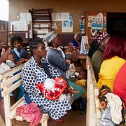Mammor väntar med sina barn på malariavaccinet i Yaounde i Kameru. Bilden är tagen i april.
