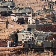 Israeliska tanks i norra Israel samt israeliska soldater vid gränsen. Foto publicerat av IDF den 1 oktober. 