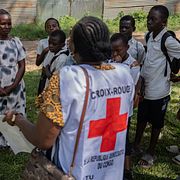 Röda Korset-volontär informerar om ebola i Kongo-Kinshasa.