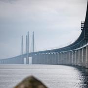Morten Arnfred har regisserat några avsnitt av tv-serien ”Bron”.