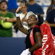 Venus Williams vinkar åt publiken.