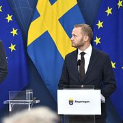 Justitieminister Gunnar Strömmer (M) och  Henrik Vinge (SD) på pressträffen.