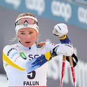 Arkivbild från mars: Sveriges Frida Karlsson efter att ha gått i mål på en tredje plats i damernas skiathlon 20 km under världscupen i längdskidåkning i Falun