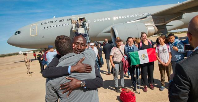 Spaniens försvarsminister välkomnar evakuerade från Sudan. Spanish Defence Ministry / AP
