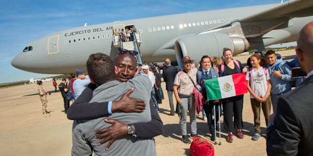 Spaniens försvarsminister välkomnar evakuerade från Sudan. Spanish Defence Ministry / AP