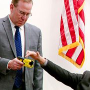 Axon tillverkar bland annat elpistoler och kroppskameror.