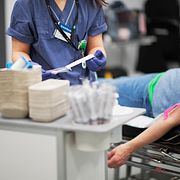 Sjuksköterska förbereder för att ta blodprov på patient på akutmottagningen på Danderyds sjukhus.
