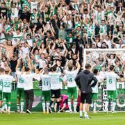 Hammarbys spelare jublar tillsammans med publiken efter dagens match.