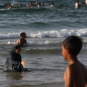 Palestinier badar vid stranden i Gaza stad. Arkivbild från 2023.