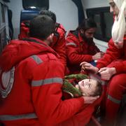 Personal från internationella Röda korset evakuerar ett barn från Douma i östra Ghouta. 