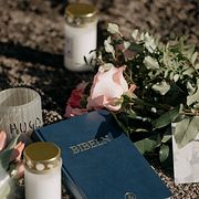 Sörjande lämnar blommor och ljus på den plats där Hugo sköts ihjäl.
