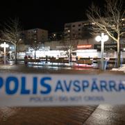 Polisens avspärrningar i Skärholmen i södra Stockholm efter skottlossningen i onsdags.
