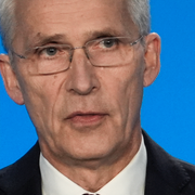 Stoltenberg. Till höger ukrainska soldater längs fronten i Kurskregionen. Arkivbilder. 