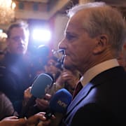 Støre när han mötte det norska pressuppbådet på måndagsförmiddagen.