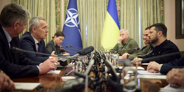 Natos generalsekreterare Jens Stoltenberg och Ukrainas president Volodymyr Zelenskyj i Kyiv i april.  AP