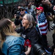 Två demonstranter argumenterar vid domstolsbyggnaden.  Stefan Jeremiah / AP