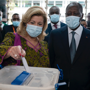 Alassane Ouattara med sin fru och Josep Borrell. 