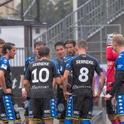 IFK Göteborg håller ett spontant krismöte efter kollapsen i första halvlek mot Örebro.