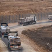Lastbilar med humanitär hjälp släpps in i Gaza.