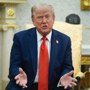 Arkivbild på Donald Trump och på personer vid Röda torget i Moskva.