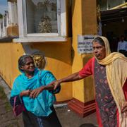 Två äldre kvinnor lämnar en vallokal i Colombo, Sri Lanka, tidigare i dag. 