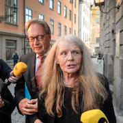 Akademiledamöterna Horace Engdahl och Kristina Lugn lämnar Börshuset efter Svenska akademien hållit höstens andra ordinarie sammanträde