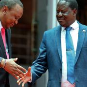 Kenyas president Uhuru Kenyatta och oppositionsledaren Raila Odinga skakar hand.