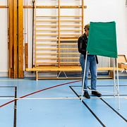 Valbås framför ribbstolar och basketkorgar i  vallokalen i gymnastiksalen på S:t Petri skola i centrala Malmö på valdagen.