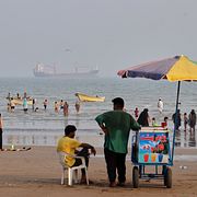 En juiceförsäljare på stranden i Bandar Abbas, Iran. Utsikt över Hormuzsundet, 31 augusti 2026.