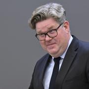 Justitieminister Gunnar Strömmer (M) och den särskilda utredaren Inger Söderholm håller pressträff i samband med överlämnandet av ett betänkande med förslag på fler preventiva tvångsmedel för att hindra grov kriminalitet. 