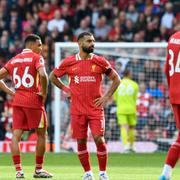 Liverpools Trent Alexander-Arnold, Mohamed Salah, och Conor Bradley deppar efter målet. 