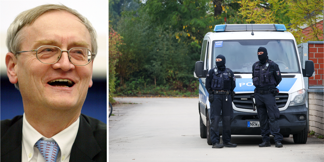 August Hanning/polispådrag utanför hans bostad på tisdagen.
