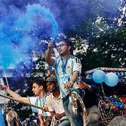 Människor som hejar på Argentina i Dhaka, Bangladesh, 16 juni.