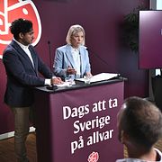Socialdemokraternas partiledare Magdalena Andersson  (S) och partiets arbetsmarknadspolitiska talesperson Ardalan Shekarabi på pressträffen.