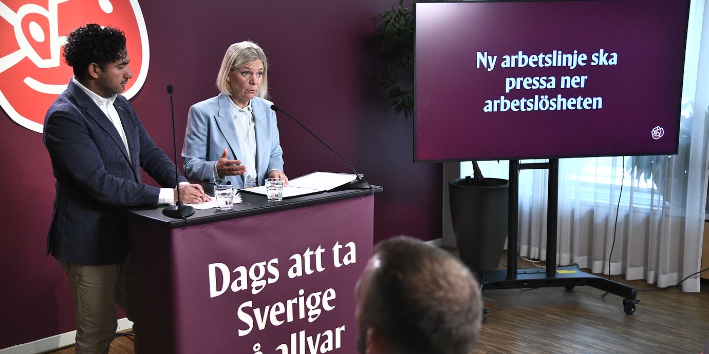 Socialdemokraternas partiledare Magdalena Andersson  (S) och partiets arbetsmarknadspolitiska talesperson Ardalan Shekarabi på pressträffen.