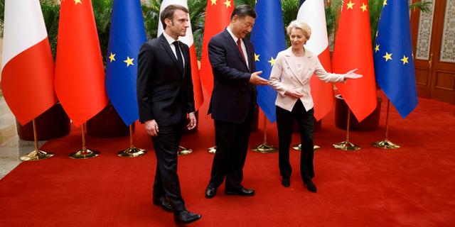 von der Leyen och Frankrikes Macron möter Kinas ledare Xi i Peking. Ludovic Marin / AP