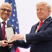 President Donald Trump delar ut en medalj till Microsofts vd Satya Nadella den 8 oktober.