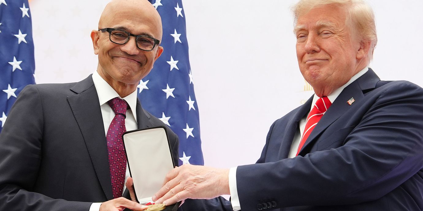 President Donald Trump delar ut en medalj till Microsofts vd Satya Nadella den 8 oktober.