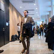 Christian Sonesson (M) och ordningsvakter på plats utanför Sal 15 i tingsrätten i Lund. 