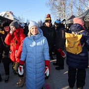 Magdalena Andersson (S) och partisekreterare Tobias Baudin (S) besöker Jokkmokks marknad tidigare i år.