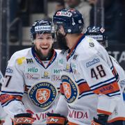 Växjö Lakers Robert Rosén gläds tillsammans med #48 Daniel Rahimi som gjorde 0-1 målet i den första perioden.