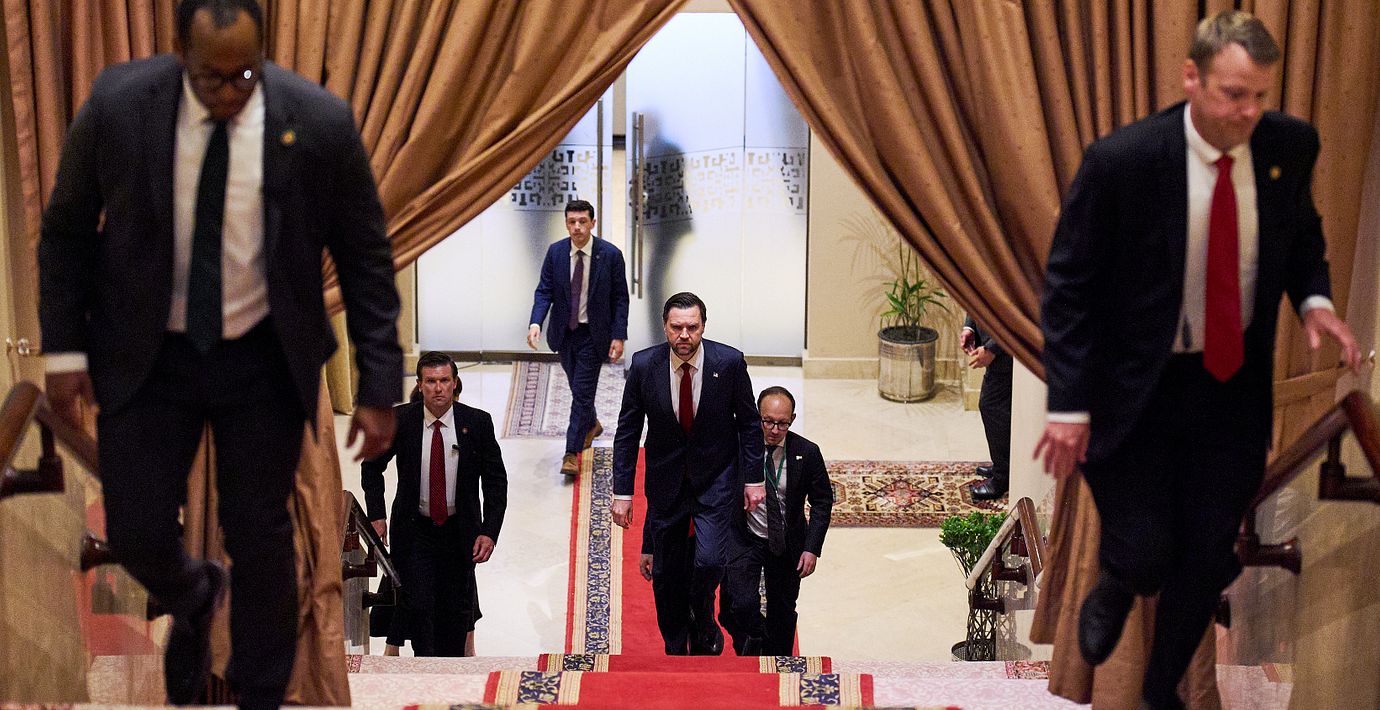 USA:s vicepresident JD Vance anländer till ett möte med Pakistans premiärminister inför samtalen i Islamabad.