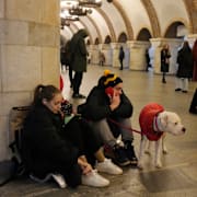 Människor tar skydd i tunnelbanan i Kyiv från robotattackerna på torsdagen. Efrem Lukatsky / AP